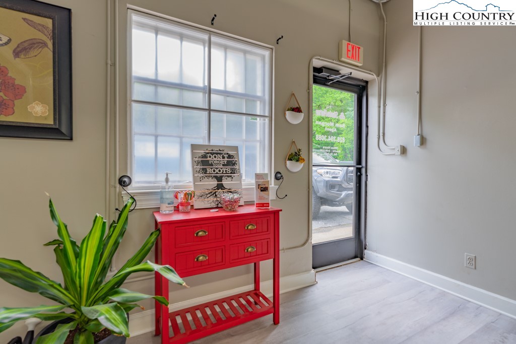 1080 Main Street Nw Property Photo 11