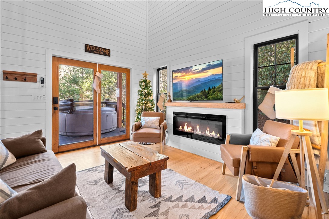 100 Bear Den Mountain View Drive Property Photo 1