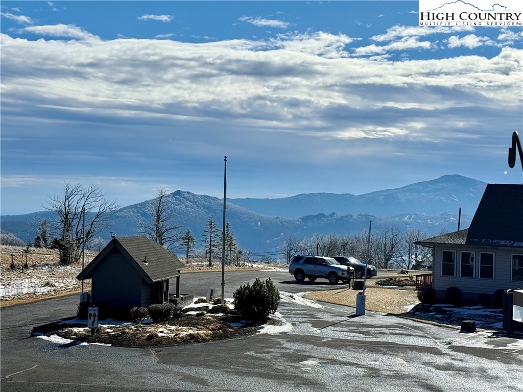 301 Pinnacle Inn Road 4303 Property Photo 1