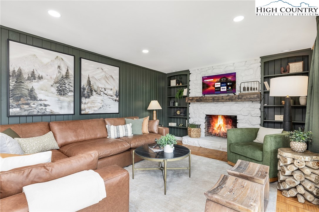 556/558 Thorncliff Drive Property Photo 4
