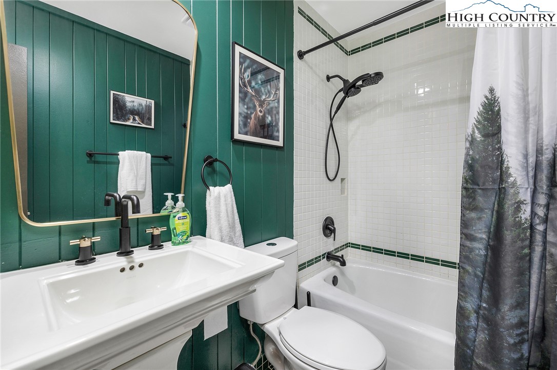 556/558 Thorncliff Drive Property Photo 14