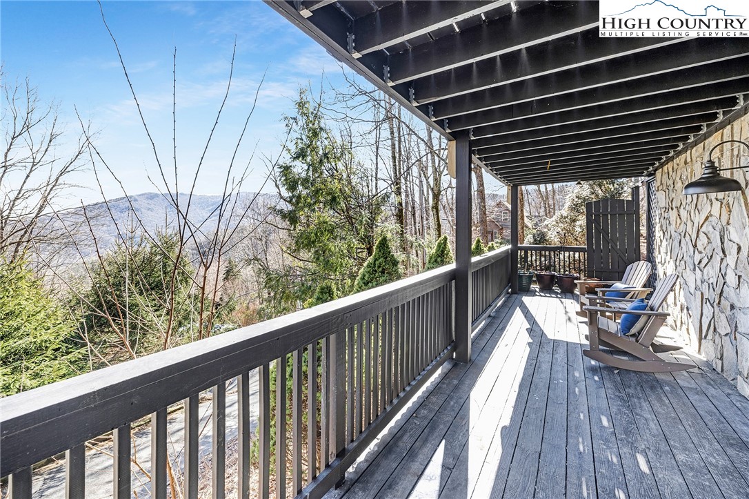 556/558 Thorncliff Drive Property Photo 36