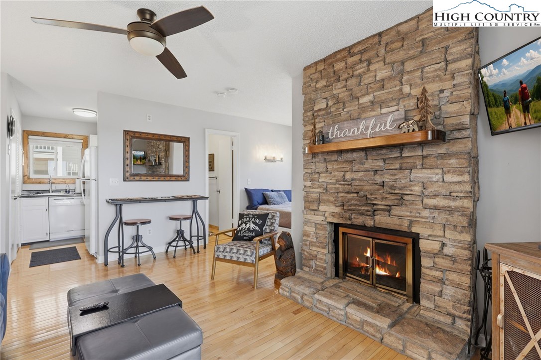 301 Pinnacle Inn Road 4208 Property Photo 6