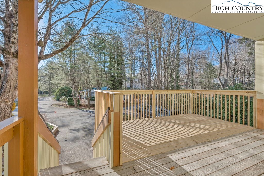 6 Ridgewood Lane Property Photo 2