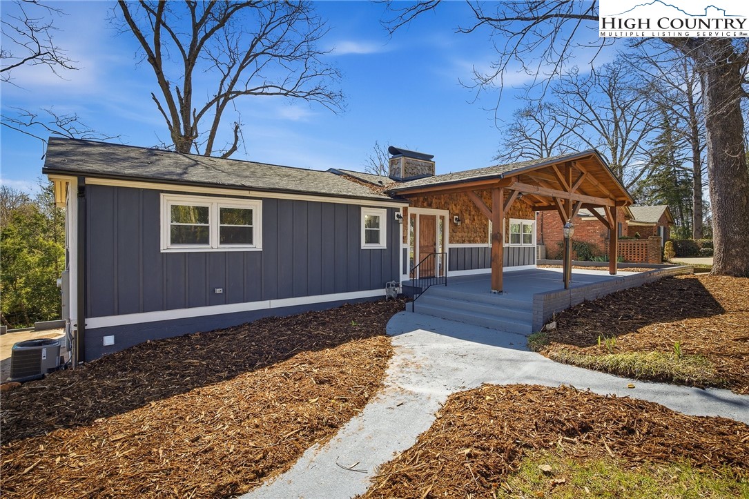 223 W Park Drive Property Photo 1