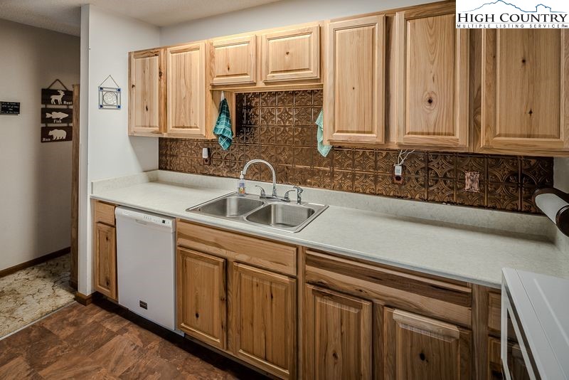 102 N Hickory Lane Property Photo 9