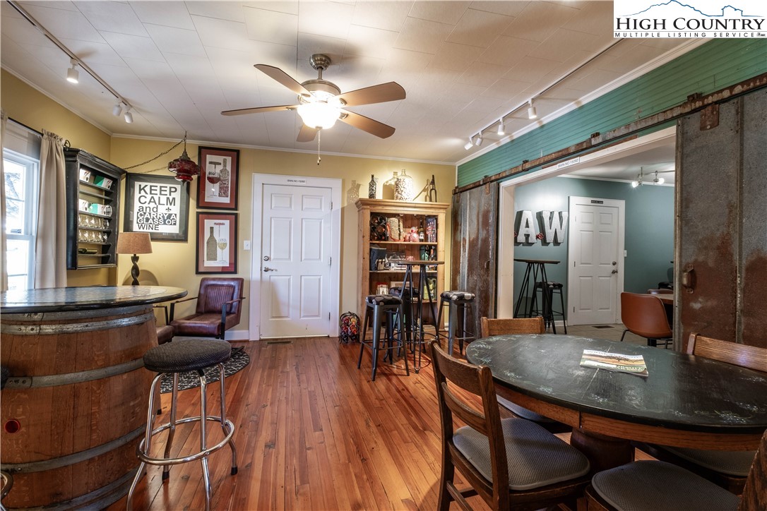 913 N Bridge Street Property Photo 14