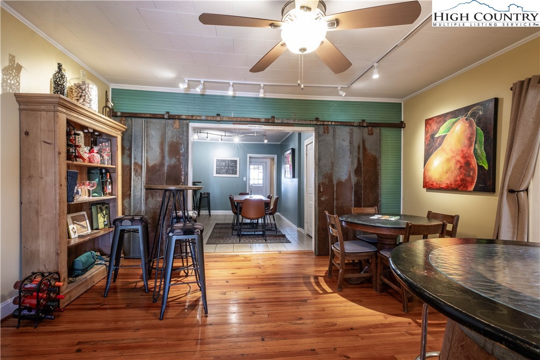 913 N Bridge Street Property Photo 16