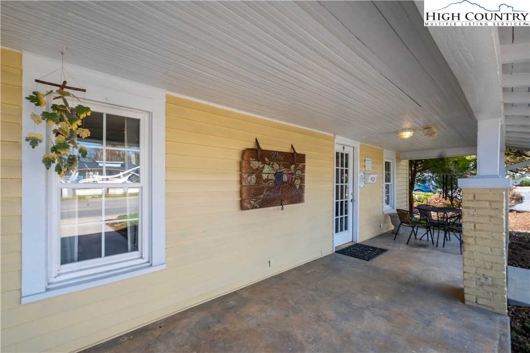 913 N Bridge Street Property Photo 34