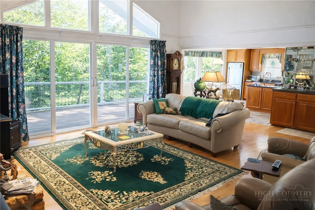 488 Meadow View Road Property Photo 4