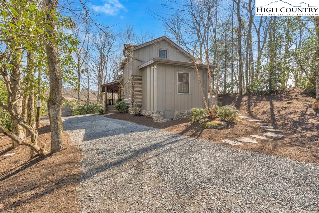 572 Skyland View Drive Property Photo 4