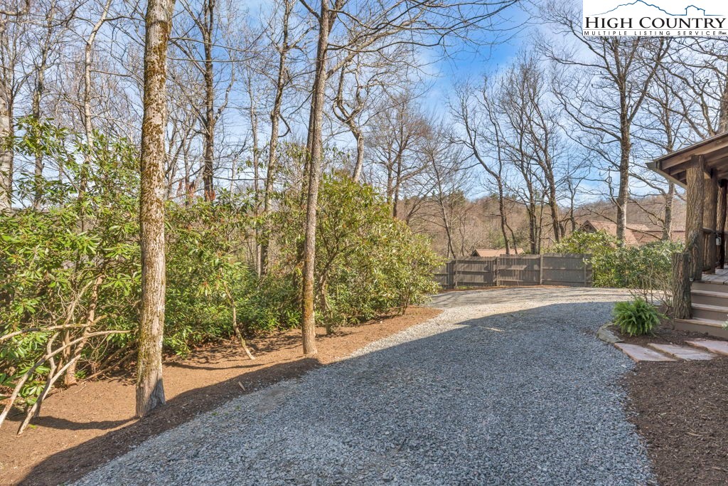 572 Skyland View Drive Property Photo 8