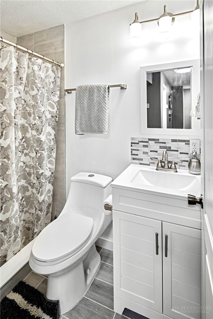913 Winterberry Trail Property Photo 14