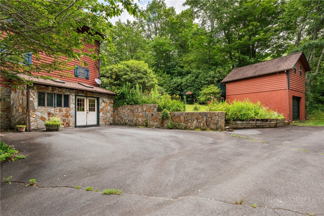 277 Country Lane Property Photo 3
