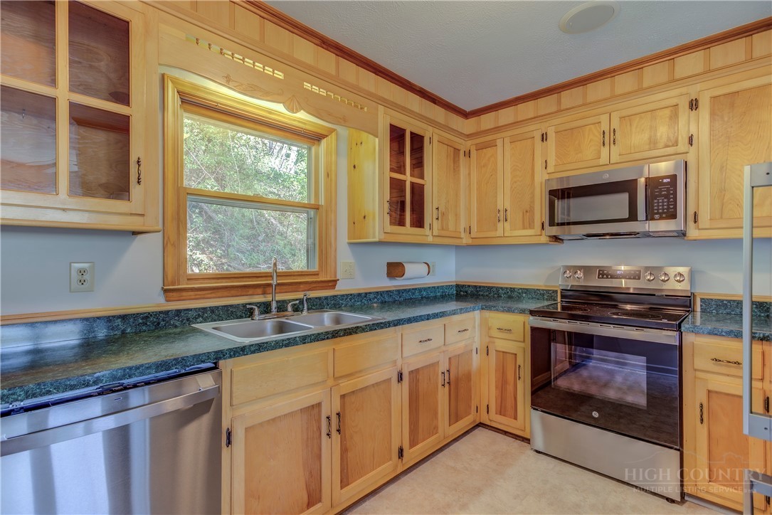 129 J L Norris Drive Property Photo 1