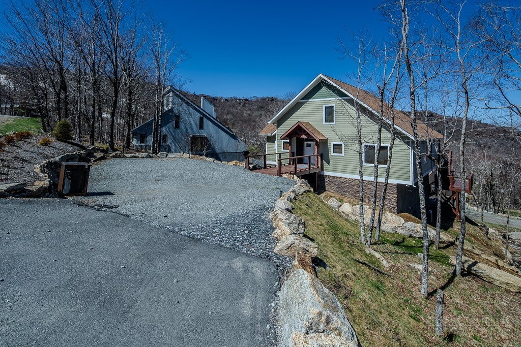 701 Beech Mountain Parkway Property Photo 2