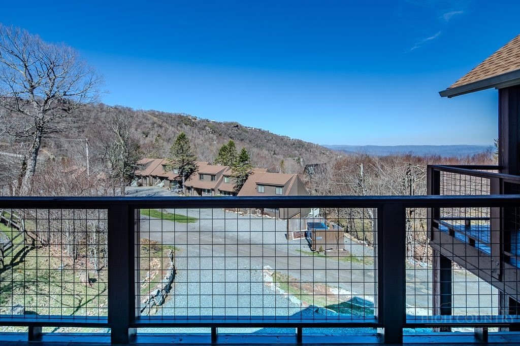 701 Beech Mountain Parkway Property Photo 3