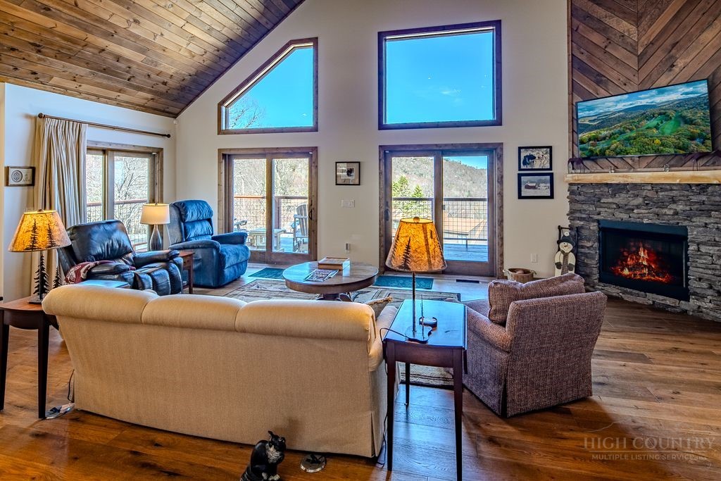 701 Beech Mountain Parkway Property Photo 6