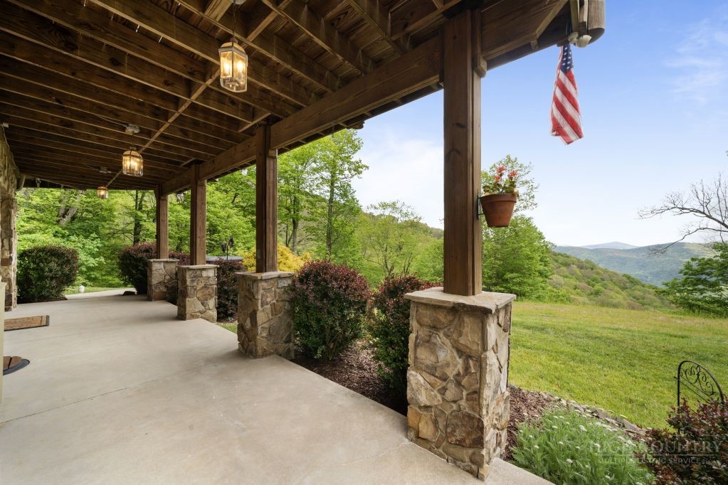 950 Atria Lane Property Photo 4