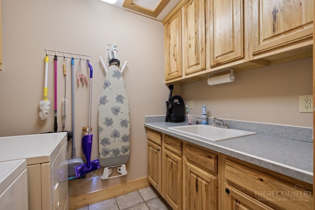 950 Atria Lane Property Photo 12