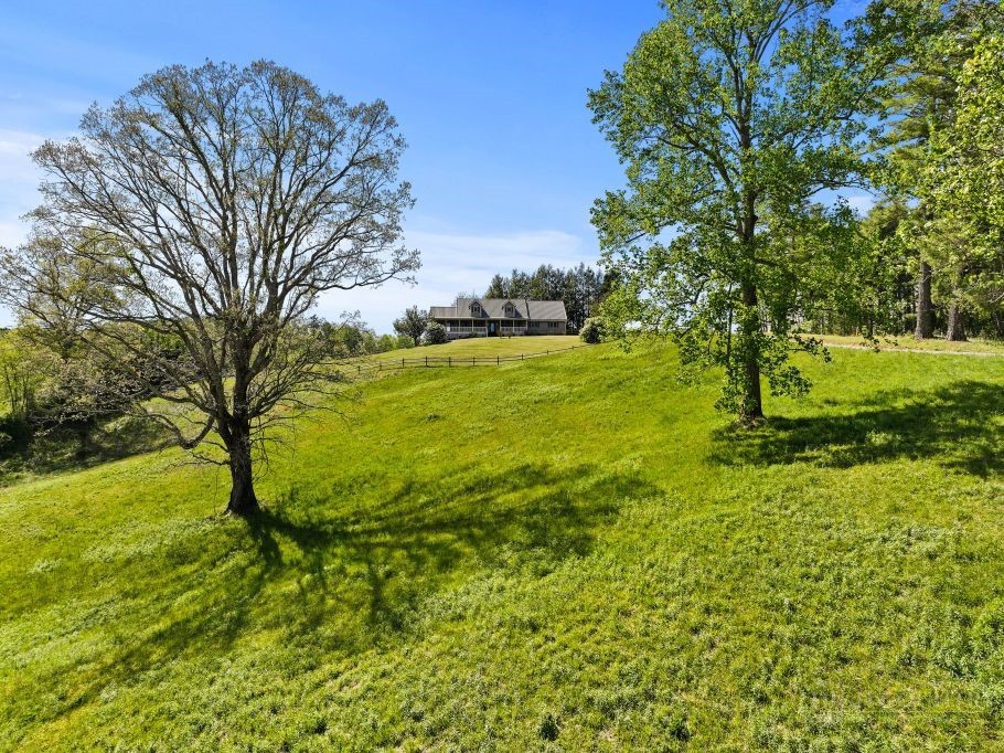 121 Shady Oaks Lane Property Photo 2