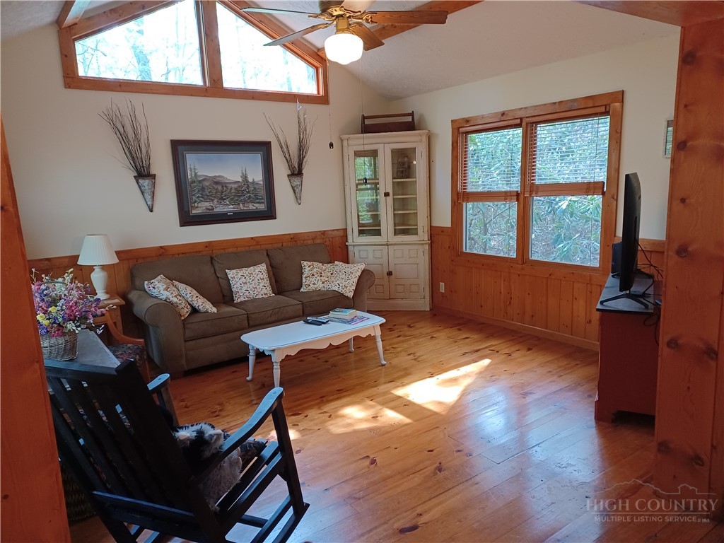 100 Tulip Lane Property Photo 18