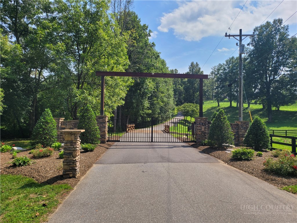 2093 Thoroughbred Way Property Photo 4