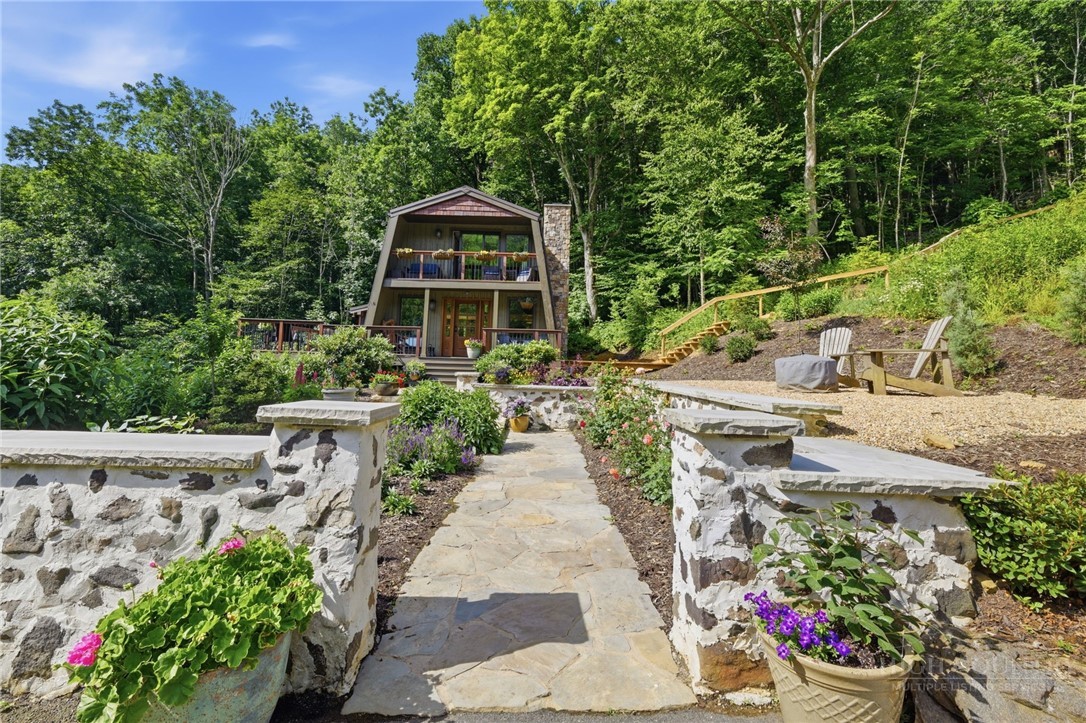 635/634 Little Horse Creek Road Property Photo 1