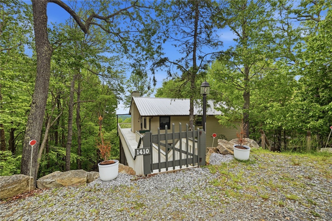 1410 Beech Mountain Parkway Property Photo 2