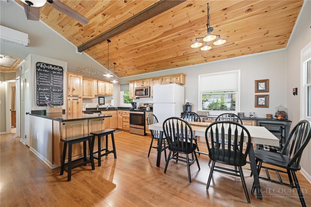 1410 Beech Mountain Parkway Property Photo 6
