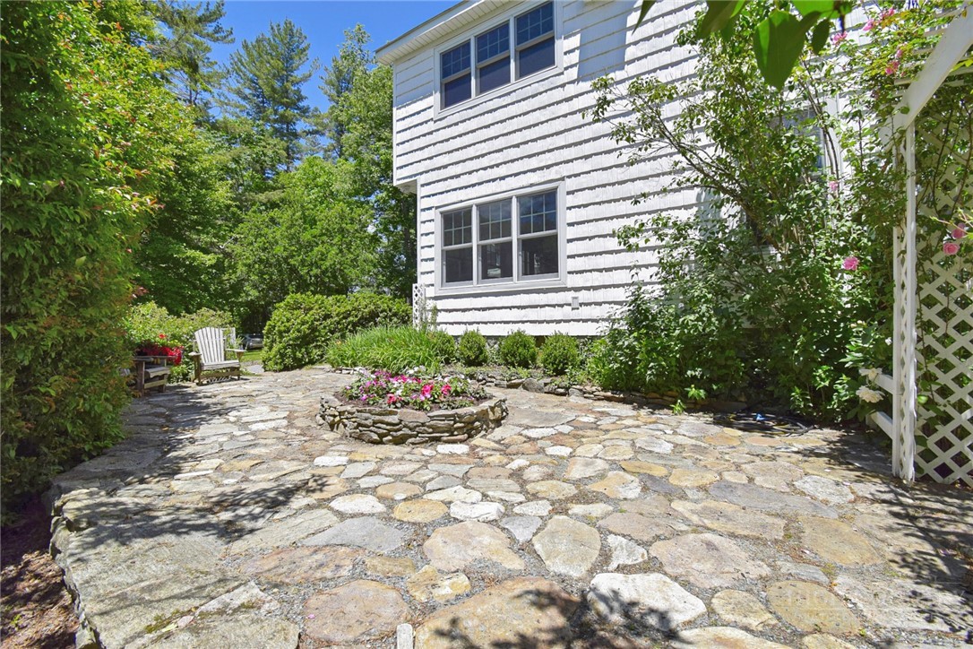 140 Library Lane Property Photo 4