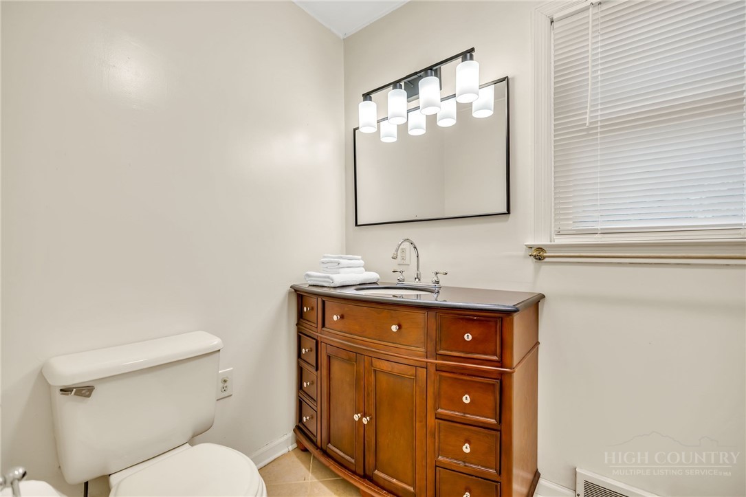 206 Oak Grove Circle Property Photo 24