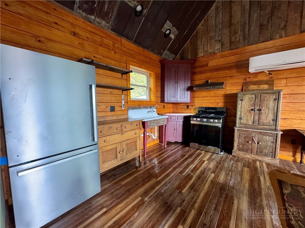 402 Turkey Knob Lane Property Photo 13