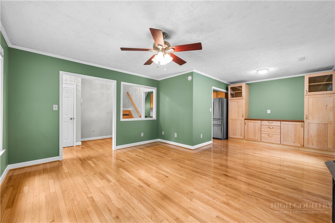 945 Seven Oaks Road Property Photo 4