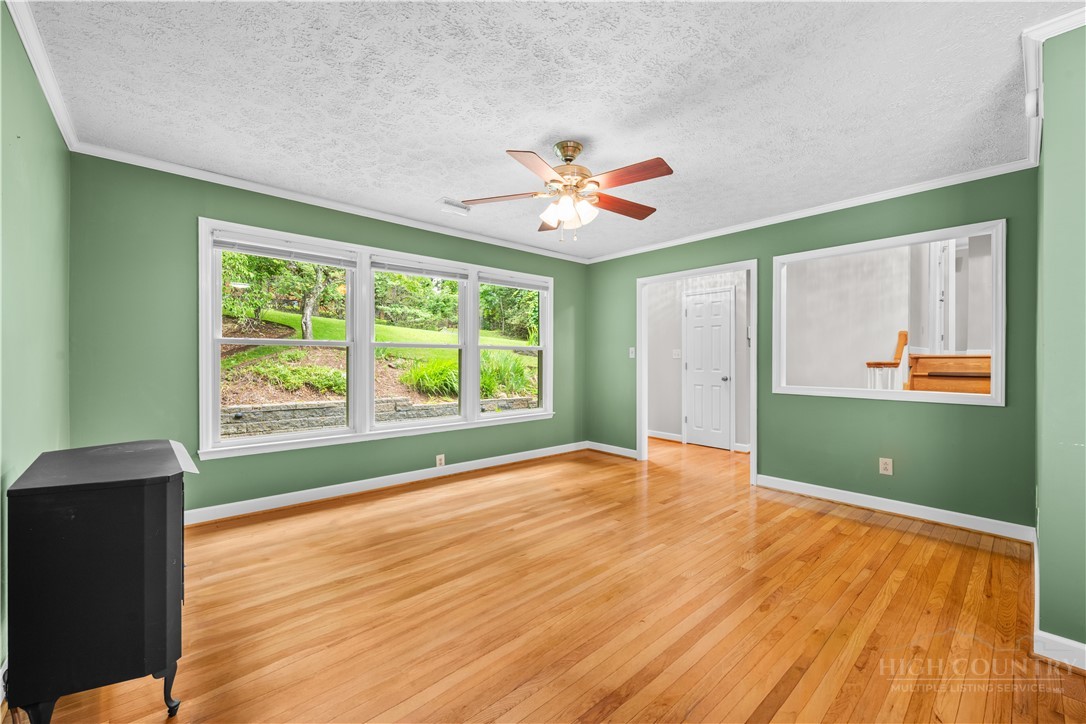 945 Seven Oaks Road Property Photo 6