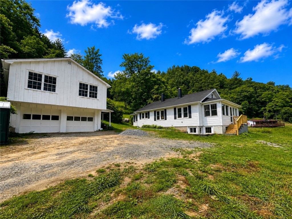 1443 Old Toe River Road Property Photo 1