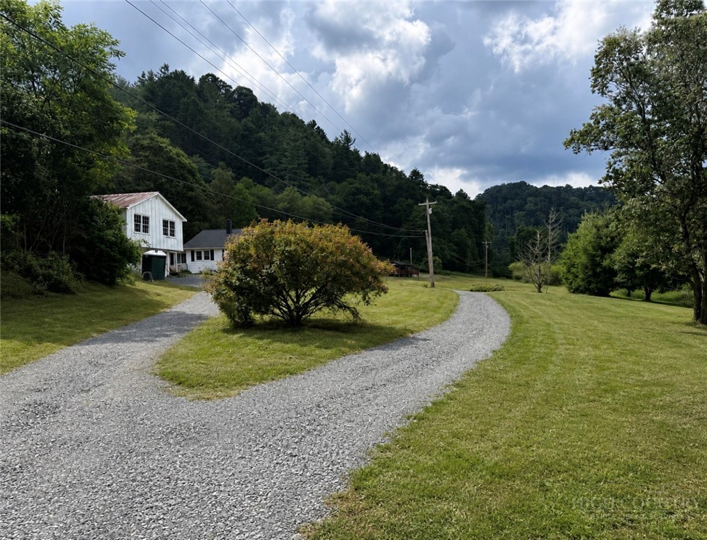 1443 Old Toe River Road Property Photo 9