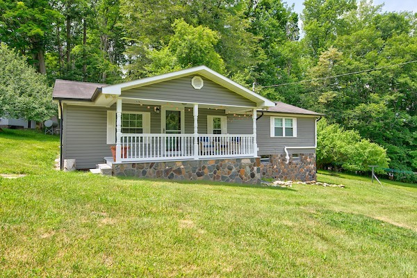 685 Carl Eastridge Road Property Photo 3