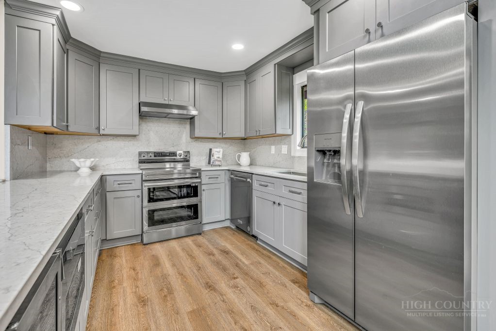 975 Hillside Drive Property Photo 10