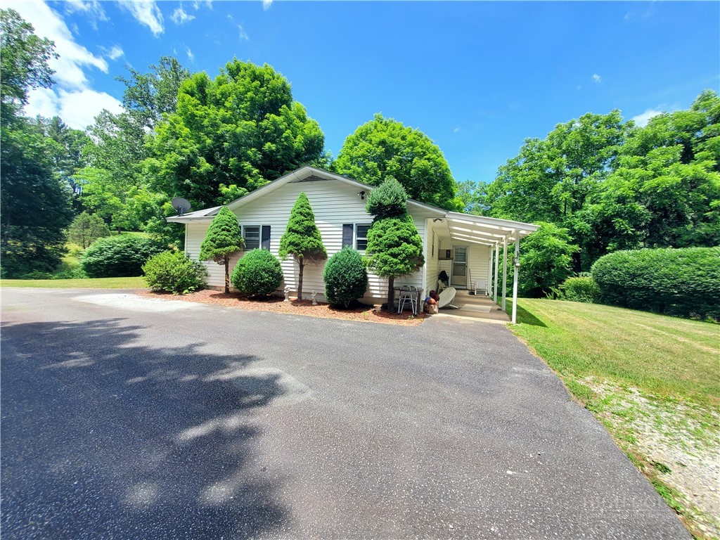 886 Hanging Rock Road Property Photo 1