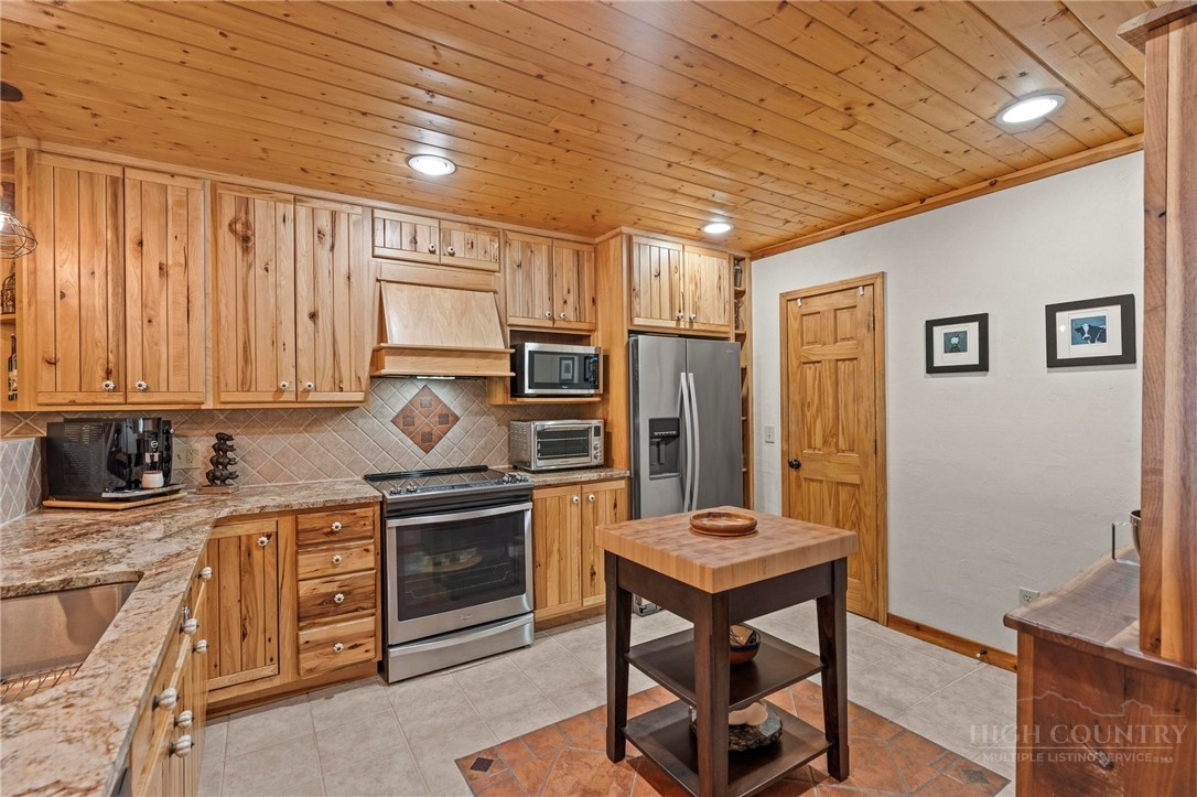 374 Tinys Mountain Drive Property Photo 12
