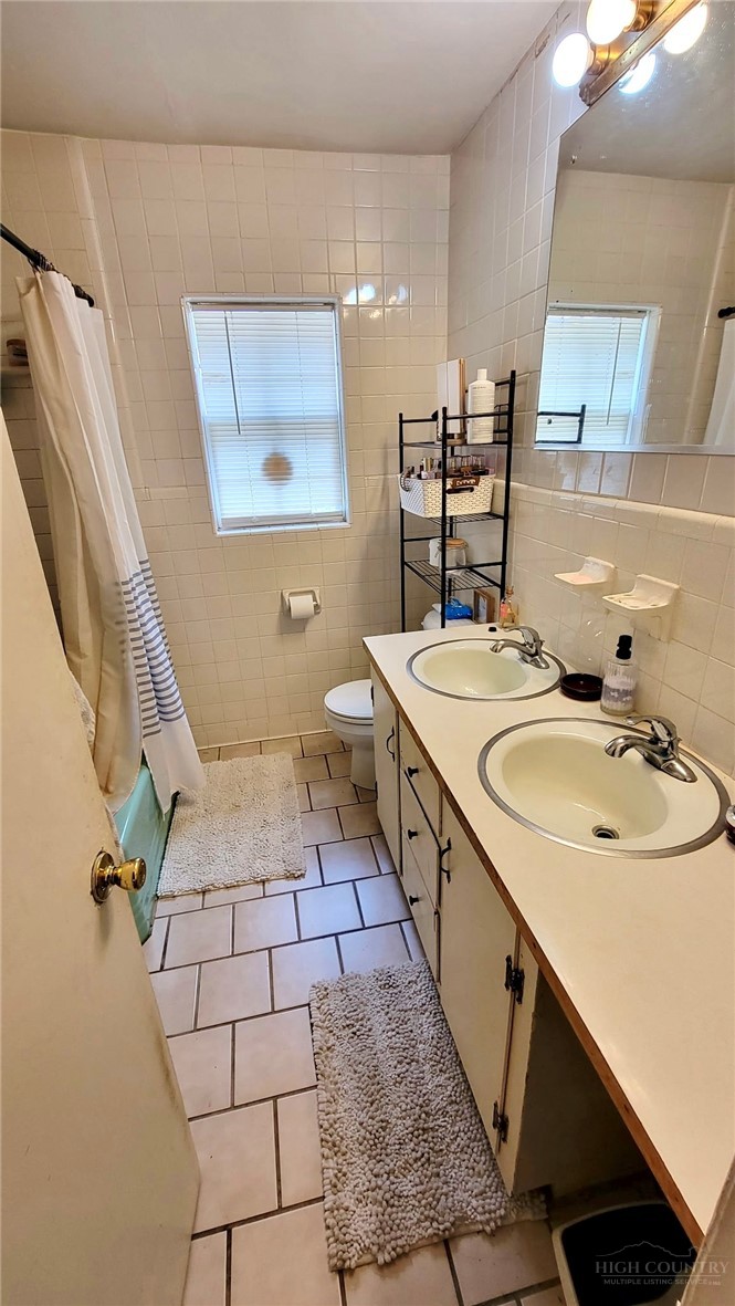 393 Oak Street Property Photo 4