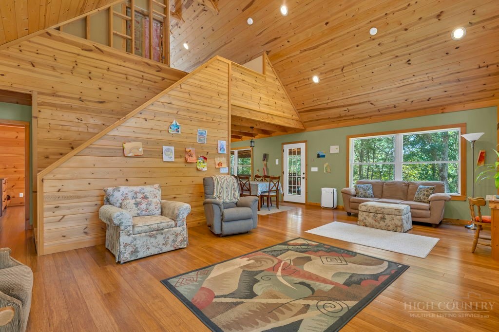 414 Lake Front Drive Property Photo 3