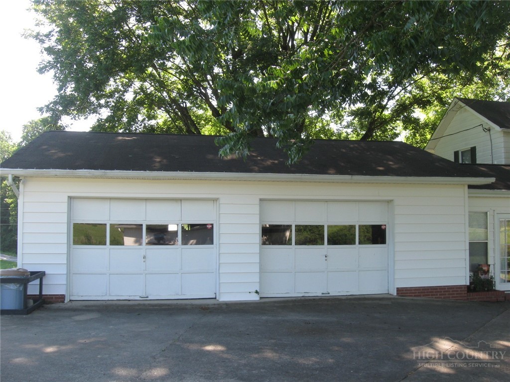 3850 Hartland Road Property Photo 9