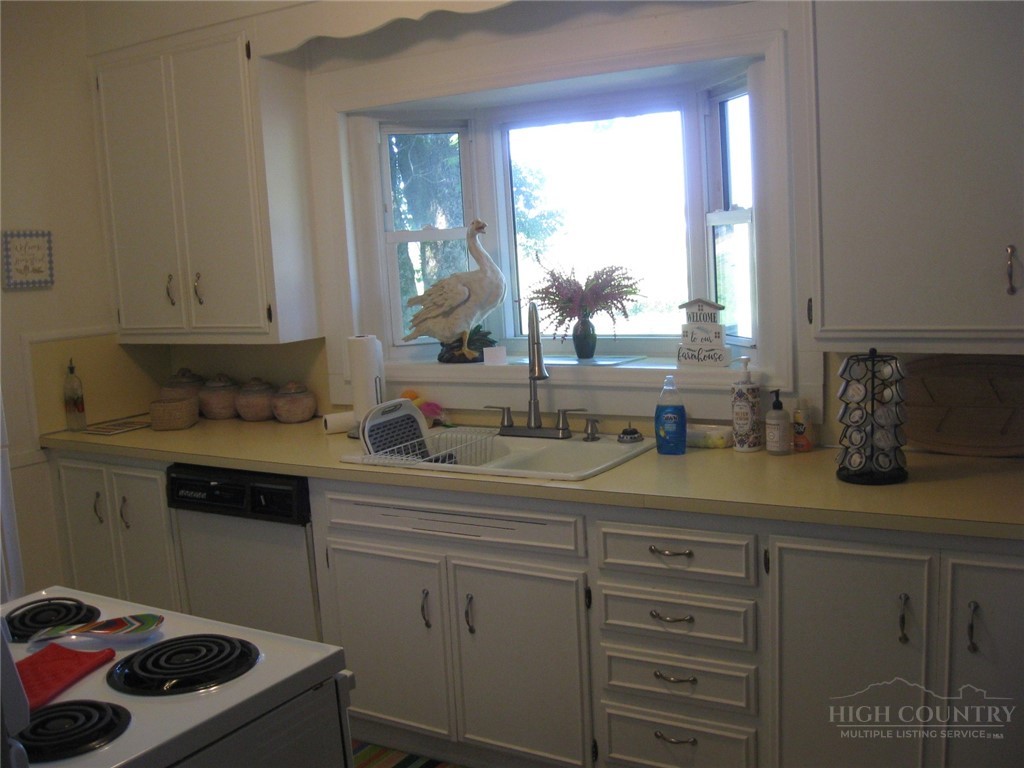 3850 Hartland Road Property Photo 11