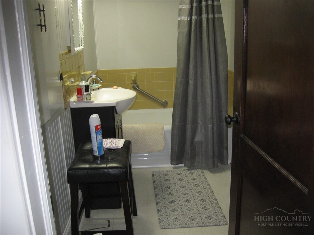 3850 Hartland Road Property Photo 13