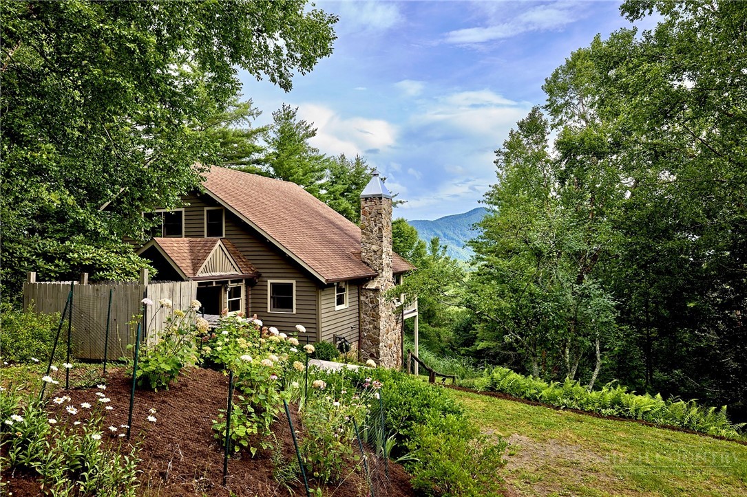 1004 Wagon Road Property Photo 4