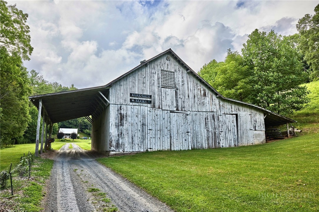 1004 Wagon Road Property Photo 5