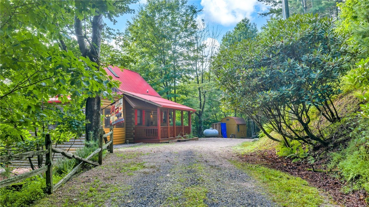 219 Ravenwood Drive Property Photo 2