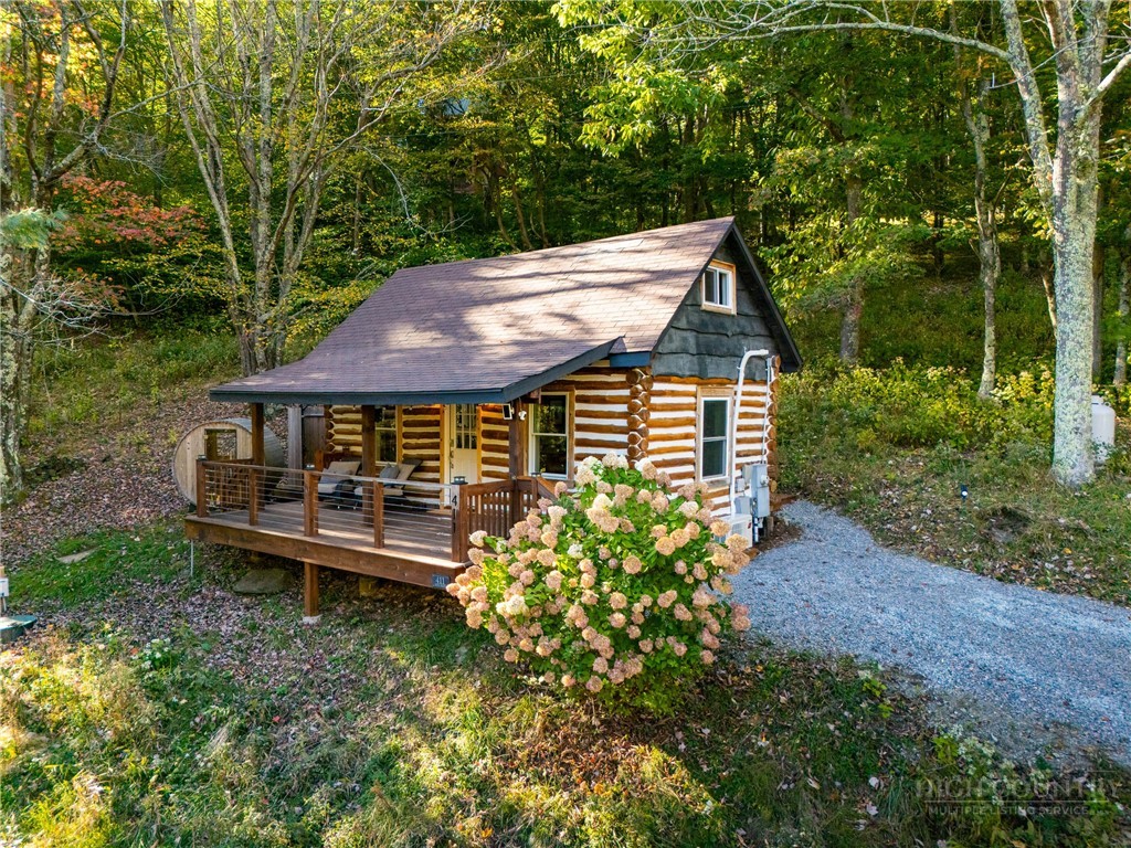 411 Apple Valley Road Property Photo 1